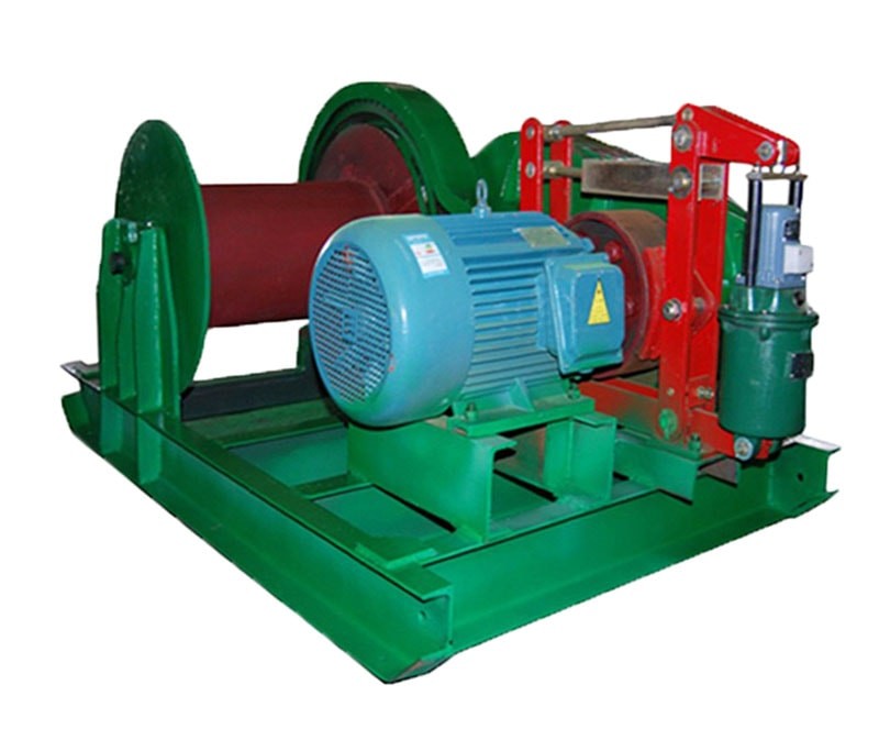 Tời mặt đất chạy điện công suất lớn, thiết kế chắc chắn và dây cáp chịu lực.